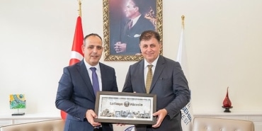 baskan-tugay-kardes-kent-lefkosa-belediye-baskani-harmanciyi-agirladi.jpg