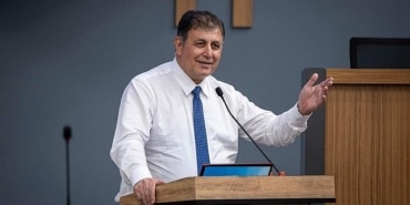 baskan-tugay-salon-isiklarini-kapattirarak-konustu-iklim-krizine-karsi-yeni-stratejiler-belirlemek-zorundayiz.jpg