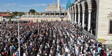binlerce-konyali-sehit-ismail-heniyye-icin-giyabi-cenaze-namazinda-bulustu.jpg