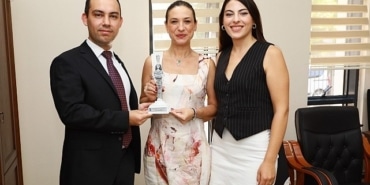 filiz-baskan-dunya-hukuk-gunu-dolayisiyla-ilcede-gorev-yapan-hakim-ve-savcilari-makamlarinda-ziyaret-etti.jpg