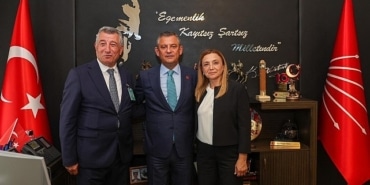 guzelbahce-belediye-baskani-mustafa-gunay-chp-genel-baskani-ozgur-ozeli-makaminda-ziyaret-etti.jpg