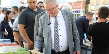 6-edremit-kitap-fuari-olmez-agacin-golgesinde-kitap-temasiyla-basladi.jpg