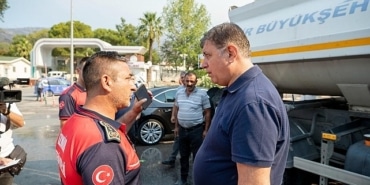 baskan-tugay-yanginin-etkiledigi-bolgelerde-incelemelerde-bulundu.jpg