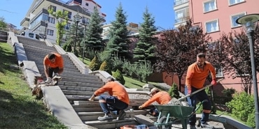 cankaya-belediyesi-ilce-genelindeki-parklarda-bakim-ve-onarim-calismalarini-hiz-kesmeden-surduruyor.jpg