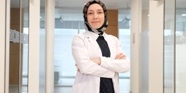dis-eti-kanamasi-kalici-bir-sorun-degil-etkili-ve-duzenli-bakimla-saglikli-dis-etlerine-ulasmak-mumkun.jpg