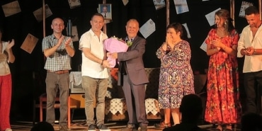 foca-belediye-tiyatrosu-rumuz-goncagul-oyunu-ile-izleyicilerden-buyuk-alkis-topladi.jpg
