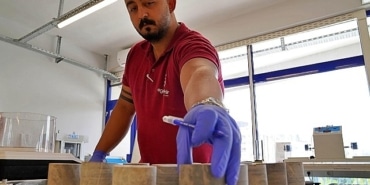 izmir-buyuksehir-belediyesinin-90-deprem-hendeginden-aldigi-140-ornek-inceleniyor.jpg