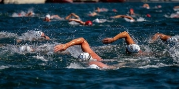 memorial-36-samsung-bogazici-kitalararasi-yuzme-yarisinda-sporcularin-yaninda.jpg
