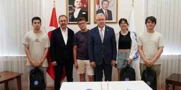rektor-prof-dr-budak-euyu-dereceyle-kazanan-ogrencileri-agirladi.jpg
