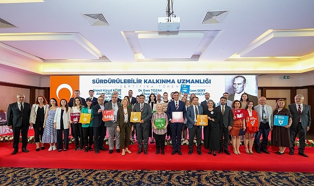 baskan-zeyrek-zirvede-ortaya-cikan-fikirler-manisanin-gelecegi-icin-bir-eylem-rehberine-donusecek.jpg