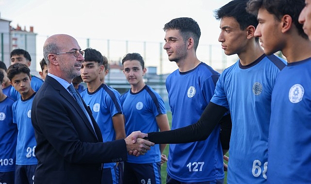 konyasporlu-futbolculardan-selcuklu-belediyespor-kulubu-u15-ve-u17-futbol-takimlarina-moral-ziyareti.jpg