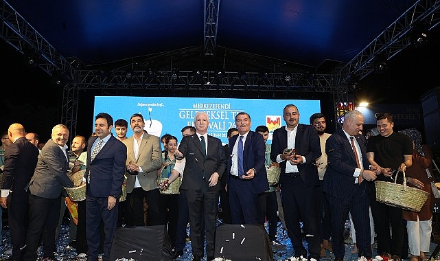 26-merkezefendi-geleneksel-tip-festivali-mesir-macunu-dagitimi-ve-ugur-isilak-konseriyle-basladi.jpg