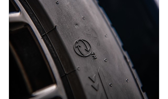 pirelli-%70ten-fazla-biyo-bazli-ve-geri-donusturulmus-malzeme-iceren-ilk-standart-uretim-lastigini-tanitti.jpg